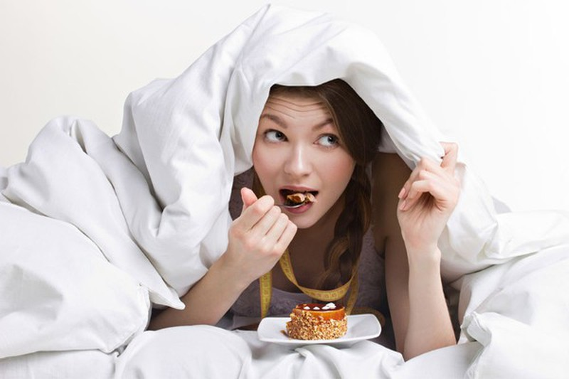 Ăn trước khi ngủ - thói quen tưởng như vô hại mà rất đáng báo động